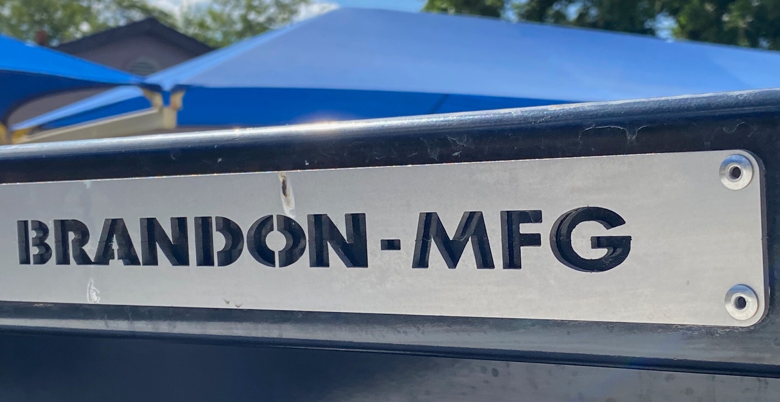 RAM 5500 CREW CAB 4X4 DUMP TRUCK __ NEW DUMP BED ! __ LOW MILES  !