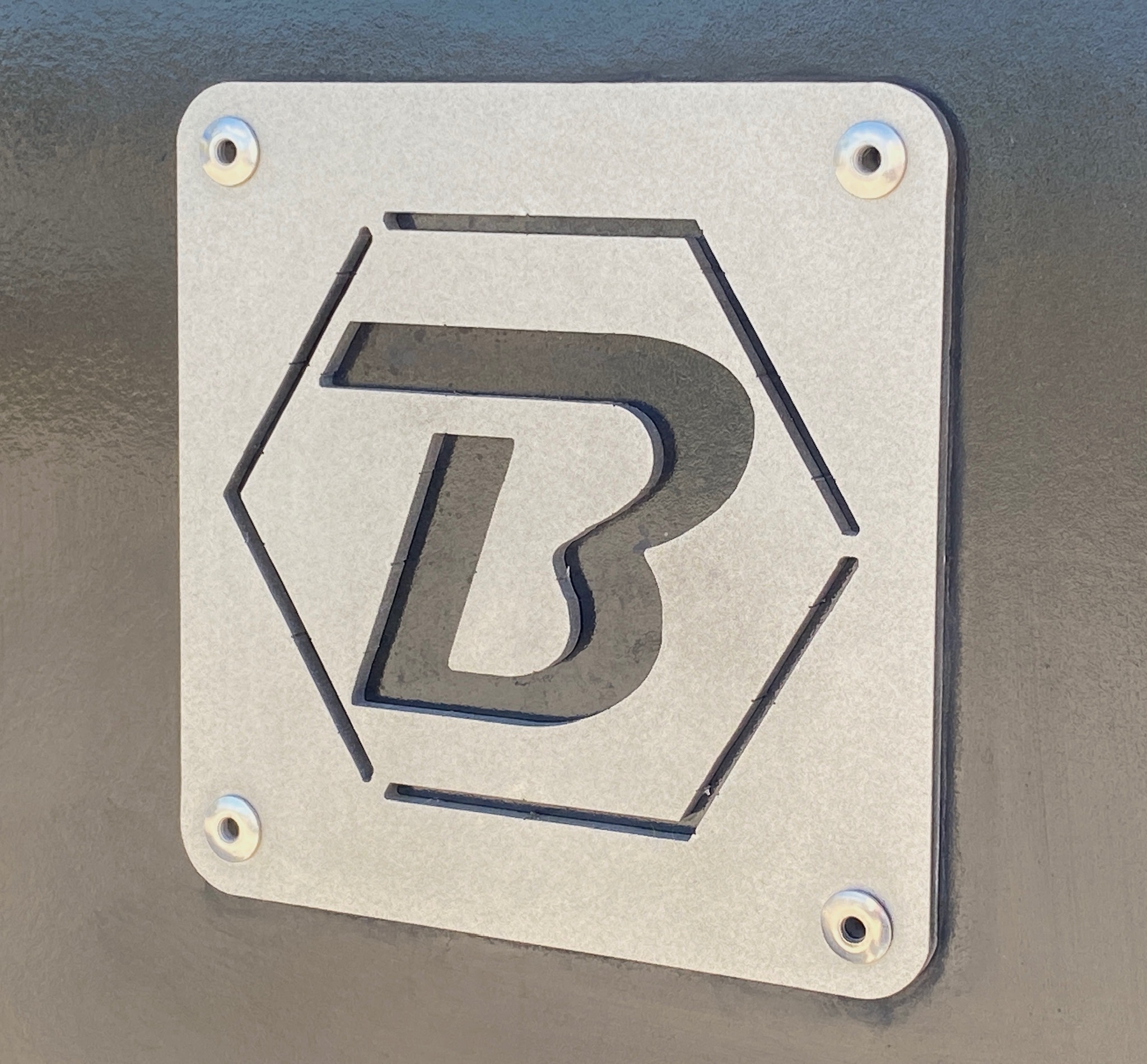 RAM 5500 CREW CAB 4X4 DUMP TRUCK __ NEW DUMP BED ! __ LOW MILES  !