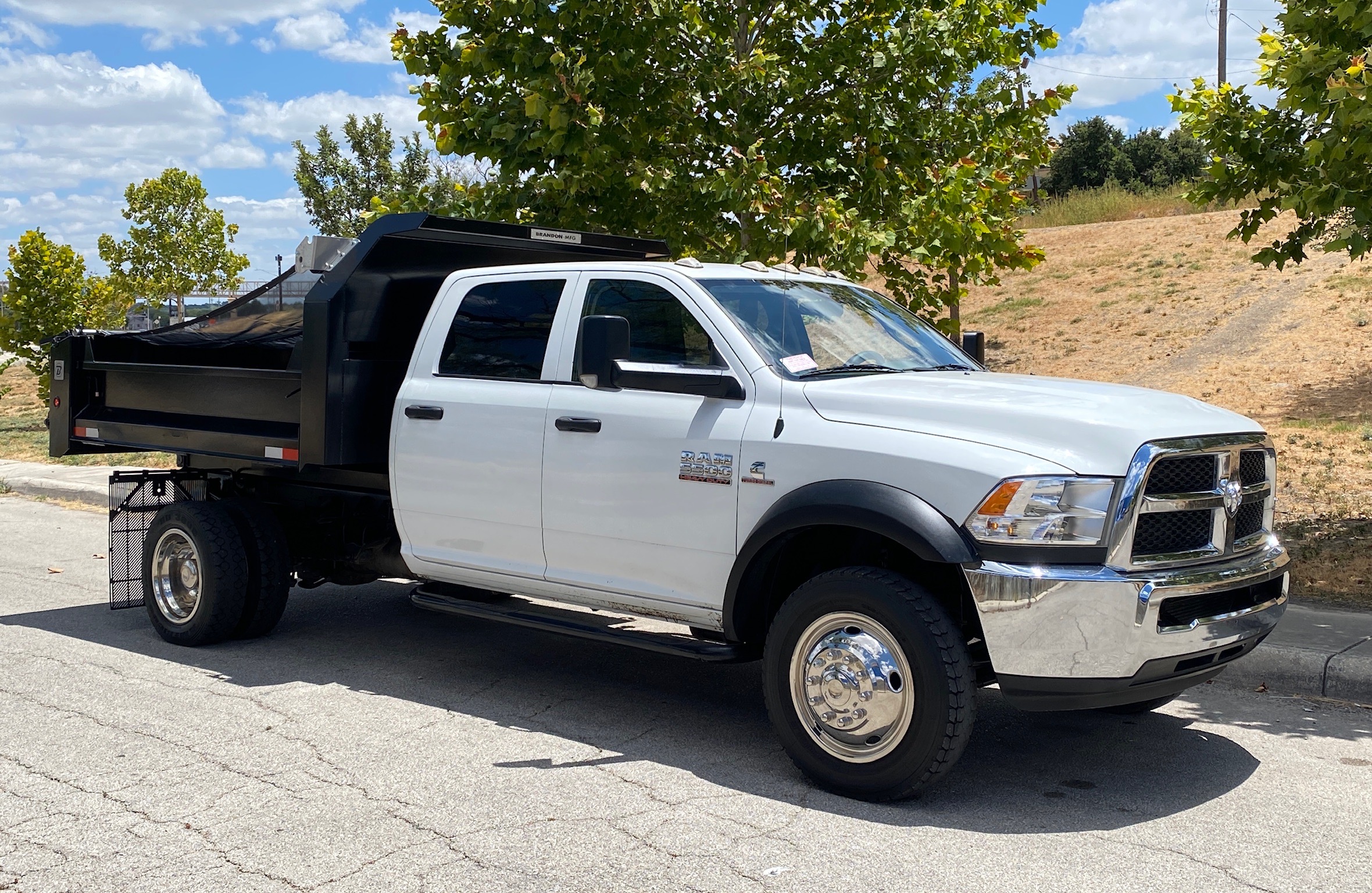 RAM 5500 CREW CAB 4X4 DUMP TRUCK __ NEW DUMP BED ! __ LOW MILES  !