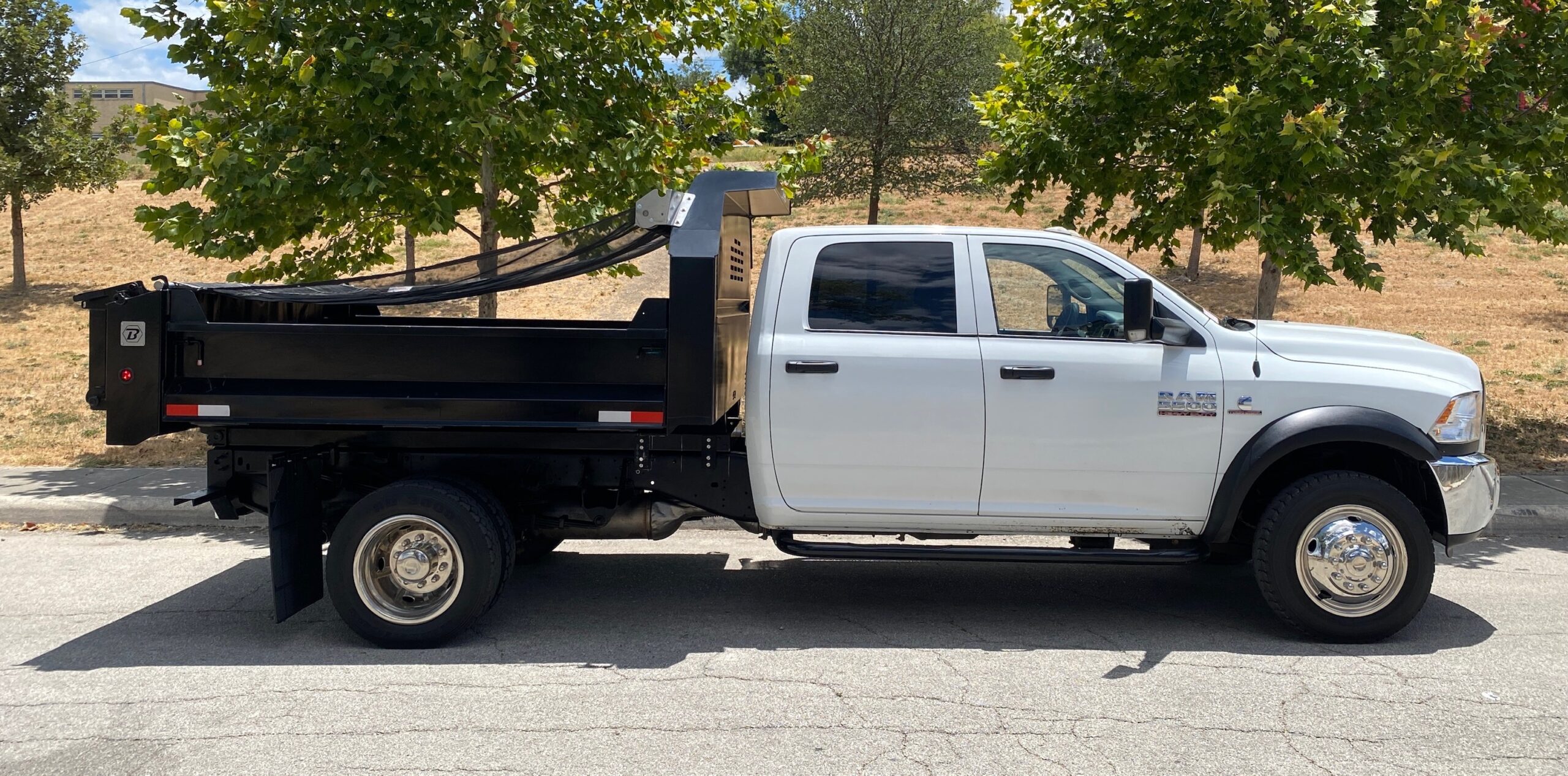 RAM 5500 CREW CAB 4X4 DUMP TRUCK __ NEW DUMP BED ! __ LOW MILES  !