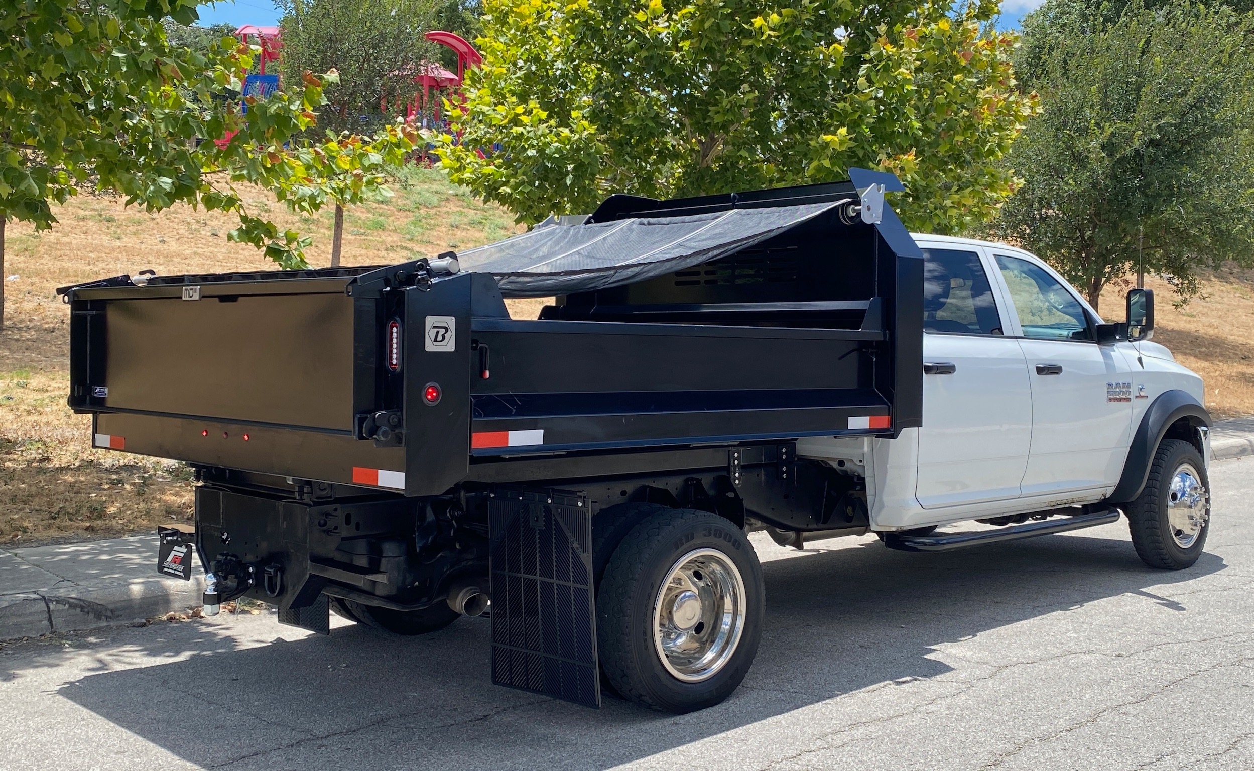 RAM 5500 CREW CAB 4X4 DUMP TRUCK __ NEW DUMP BED ! __ LOW MILES  !