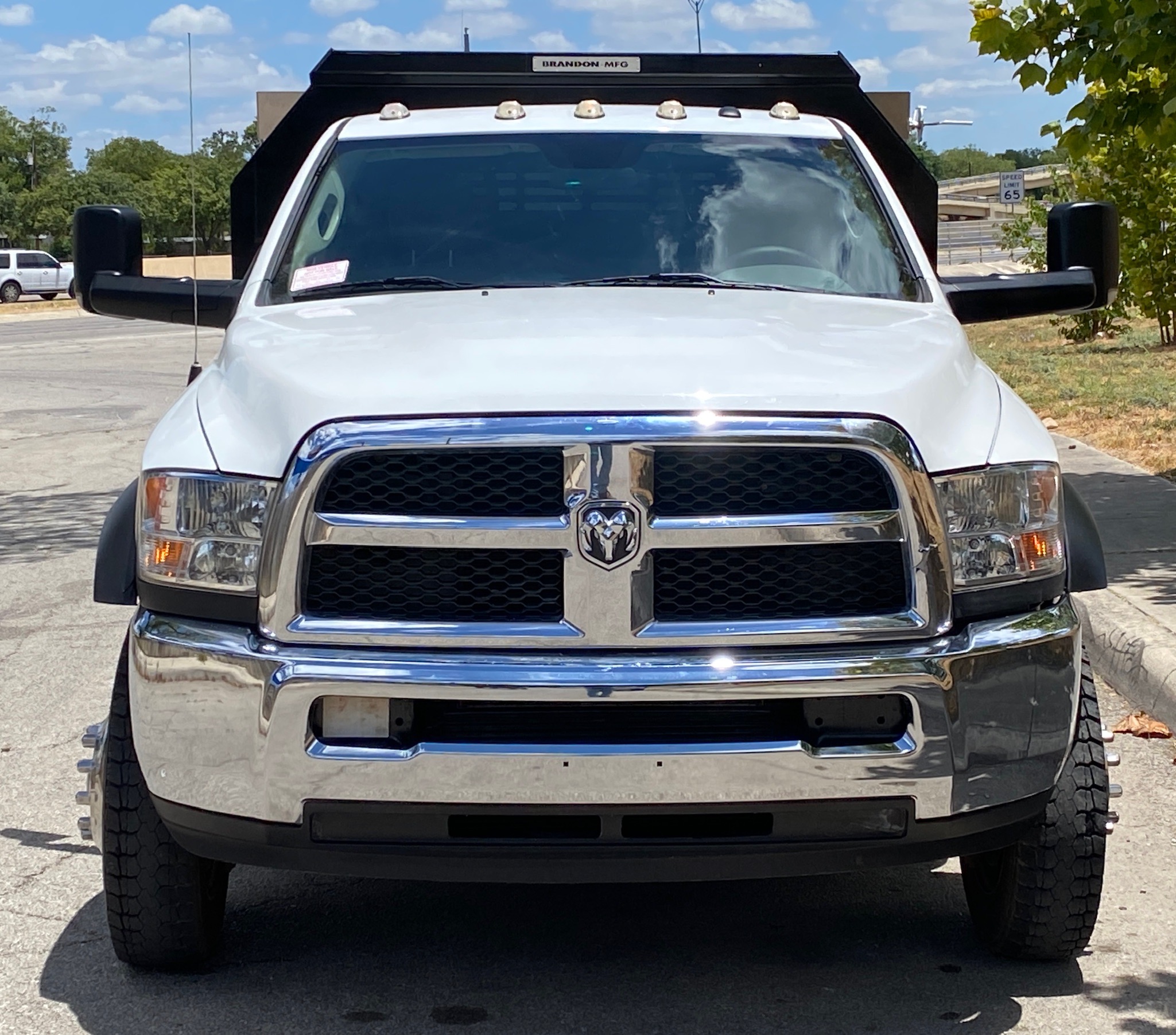 RAM 5500 CREW CAB 4X4 DUMP TRUCK __ NEW DUMP BED ! __ LOW MILES  !