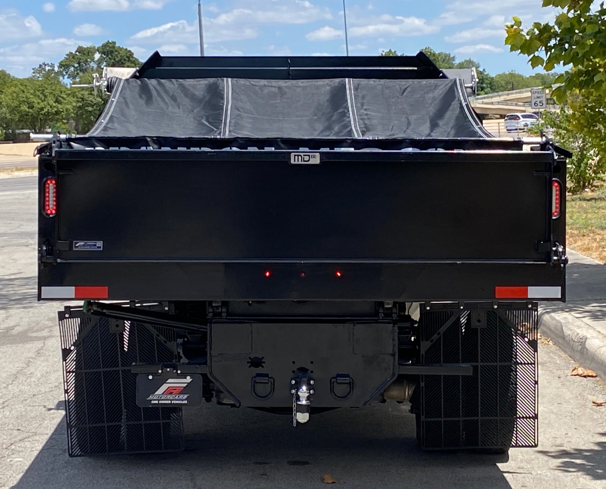 RAM 5500 CREW CAB 4X4 DUMP TRUCK __ NEW DUMP BED ! __ LOW MILES  !