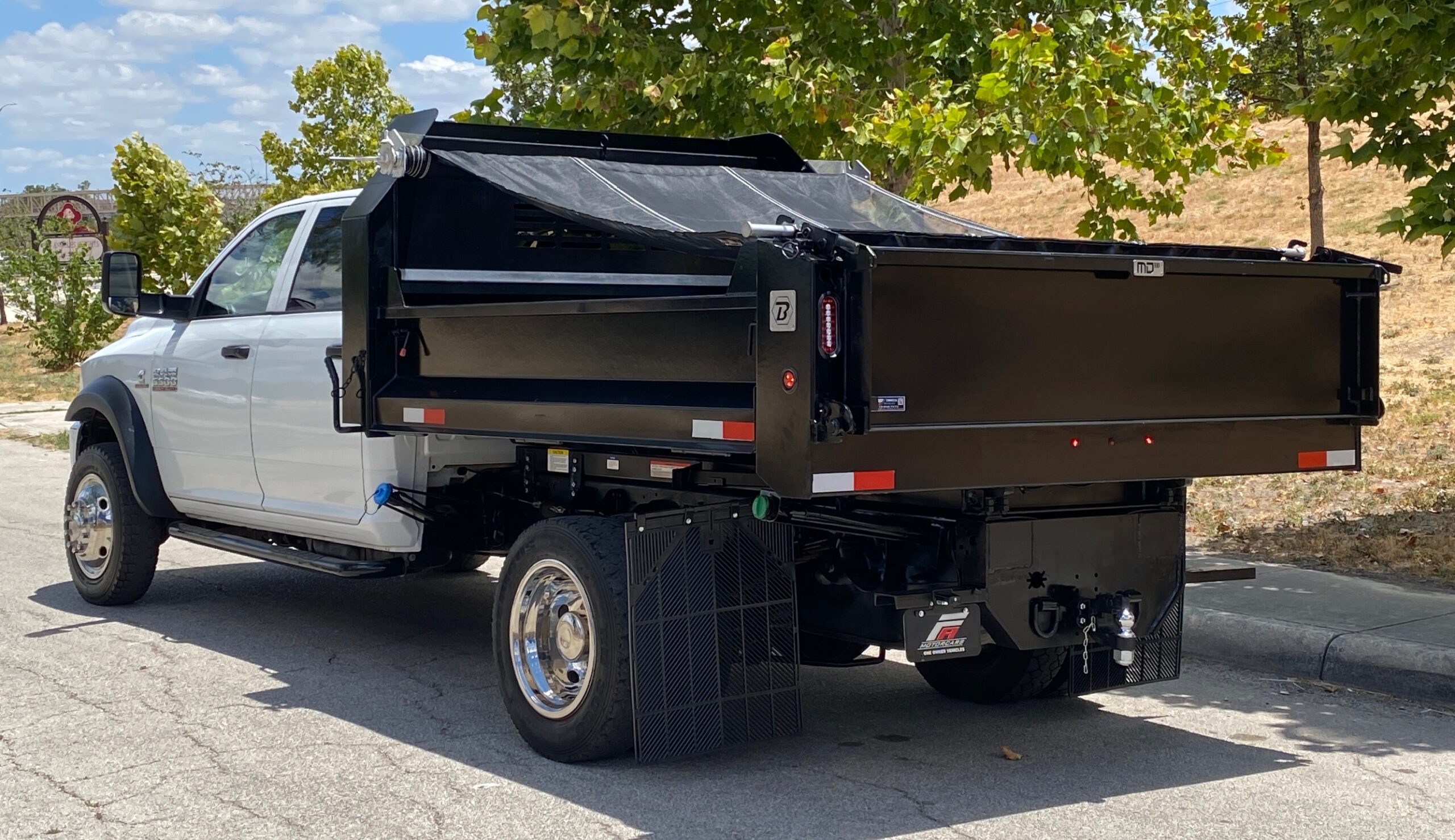 RAM 5500 CREW CAB 4X4 DUMP TRUCK __ NEW DUMP BED ! __ LOW MILES  !