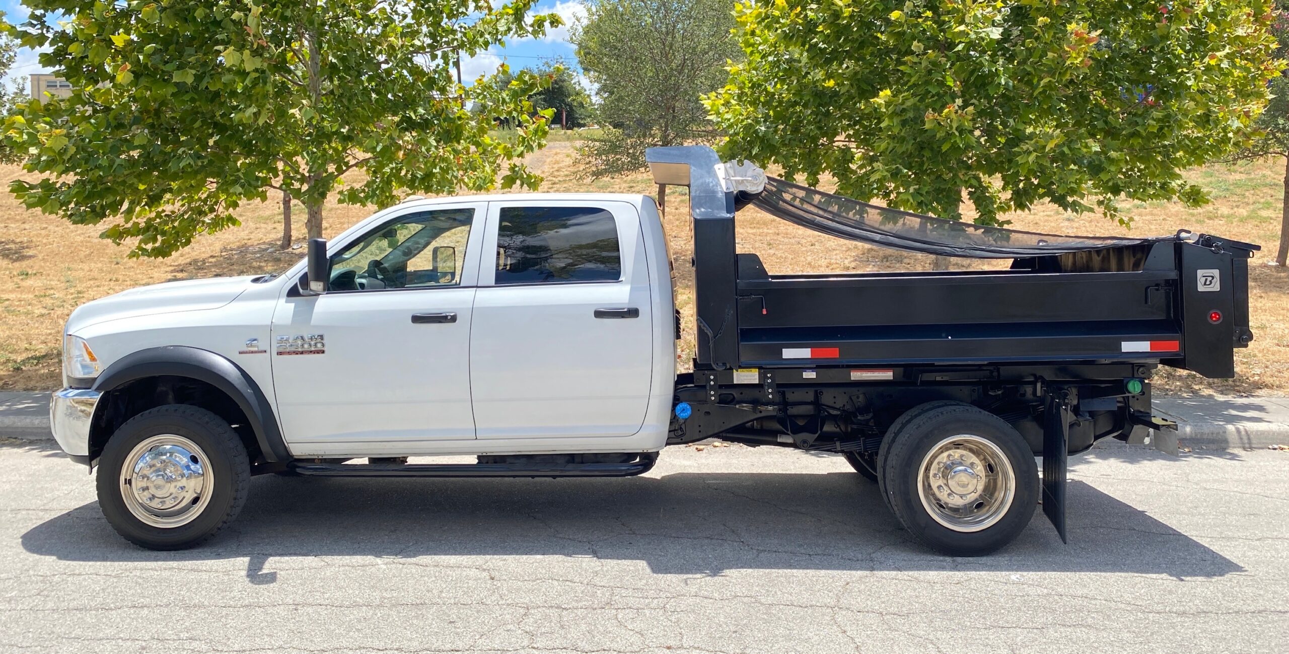 RAM 5500 CREW CAB 4X4 DUMP TRUCK __ NEW DUMP BED ! __ LOW MILES  !
