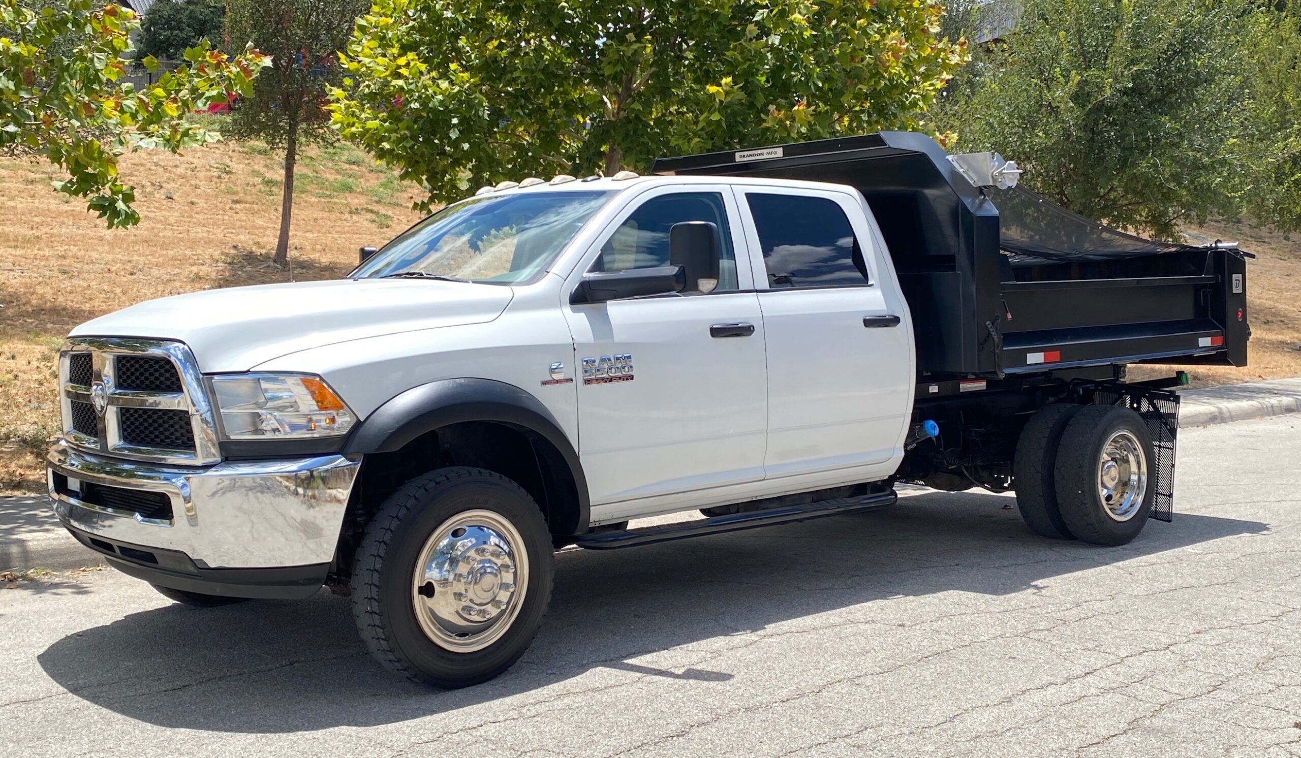 RAM 5500 CREW CAB 4X4 DUMP TRUCK __ NEW DUMP BED ! __ LOW MILES  !