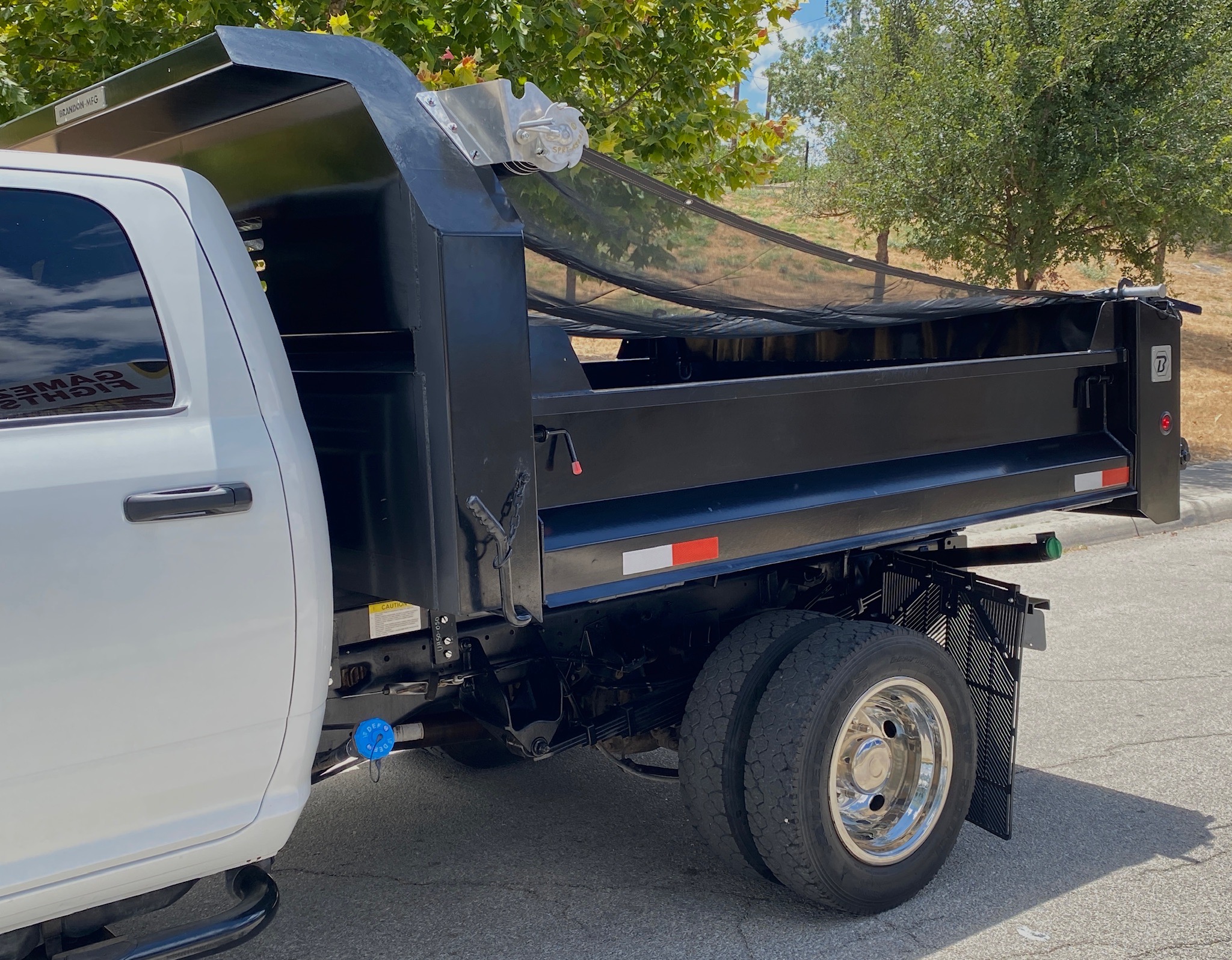 RAM 5500 CREW CAB 4X4 DUMP TRUCK __ NEW DUMP BED ! __ LOW MILES  !