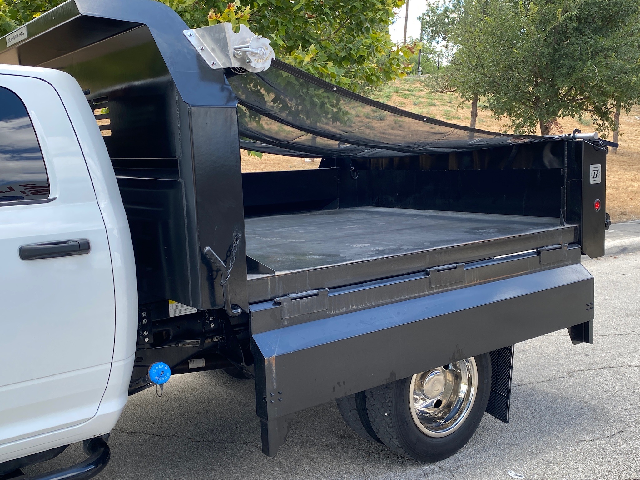 RAM 5500 CREW CAB 4X4 DUMP TRUCK __ NEW DUMP BED ! __ LOW MILES  !