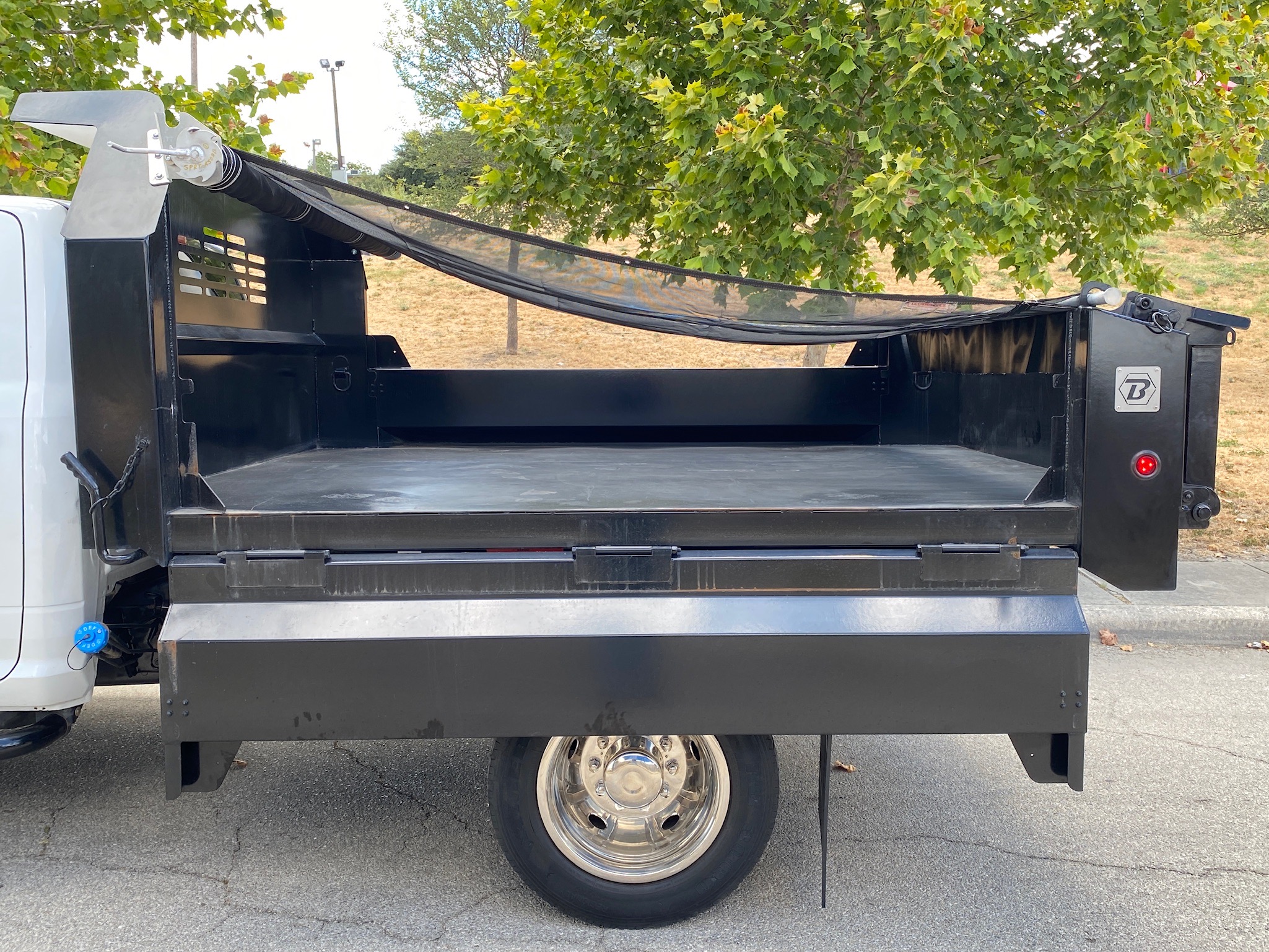 RAM 5500 CREW CAB 4X4 DUMP TRUCK __ NEW DUMP BED ! __ LOW MILES  !