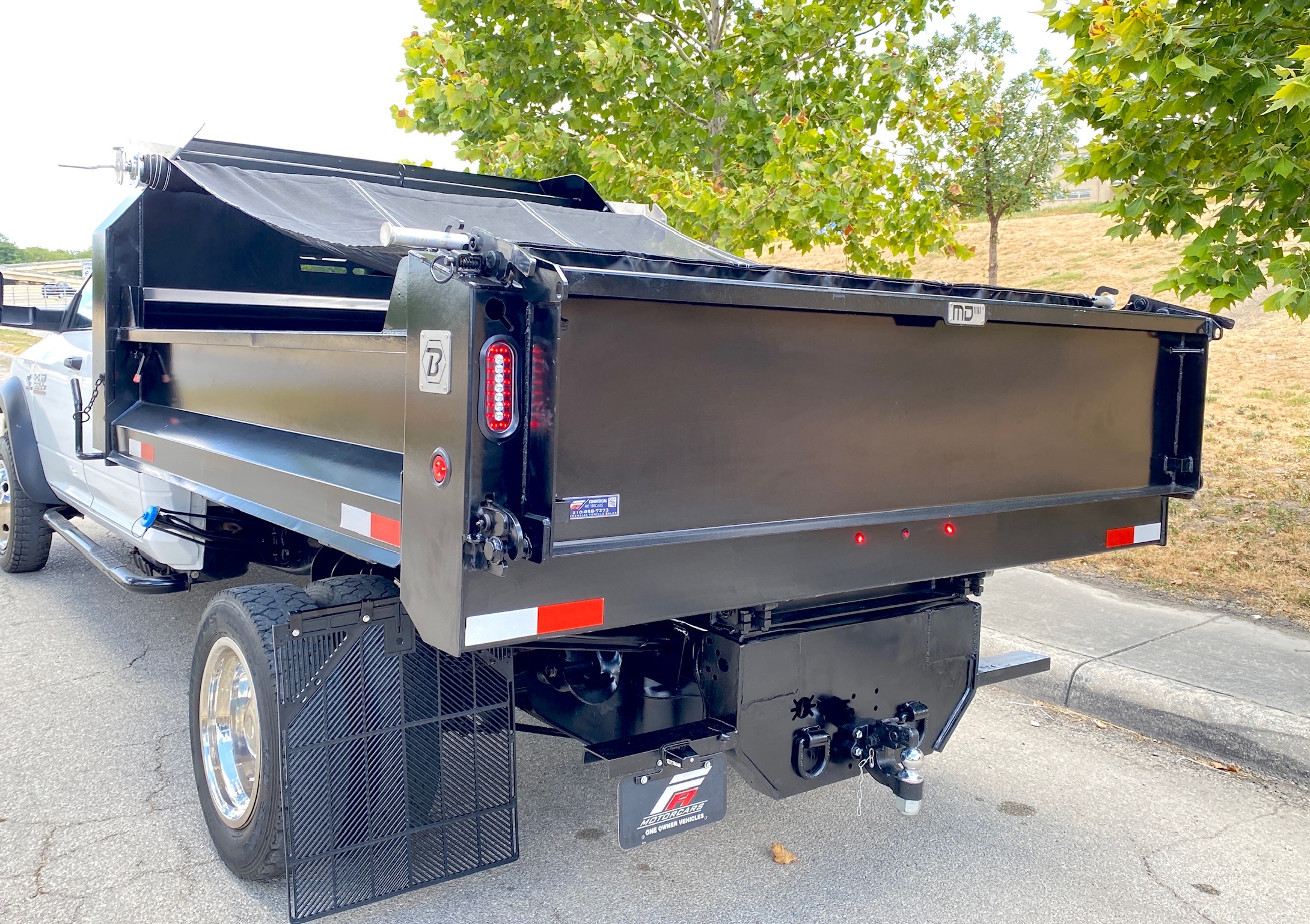 RAM 5500 CREW CAB 4X4 DUMP TRUCK __ NEW DUMP BED ! __ LOW MILES  !