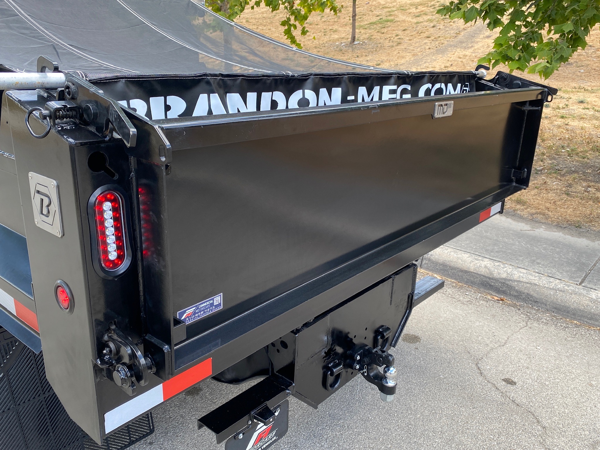 RAM 5500 CREW CAB 4X4 DUMP TRUCK __ NEW DUMP BED ! __ LOW MILES  !