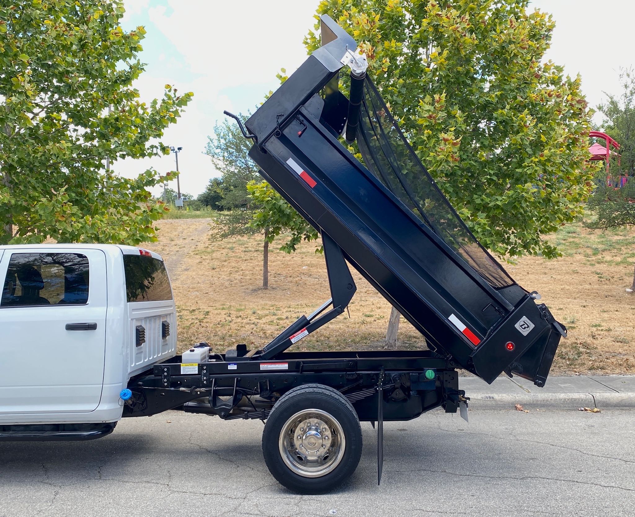 RAM 5500 CREW CAB 4X4 DUMP TRUCK __ NEW DUMP BED ! __ LOW MILES  !