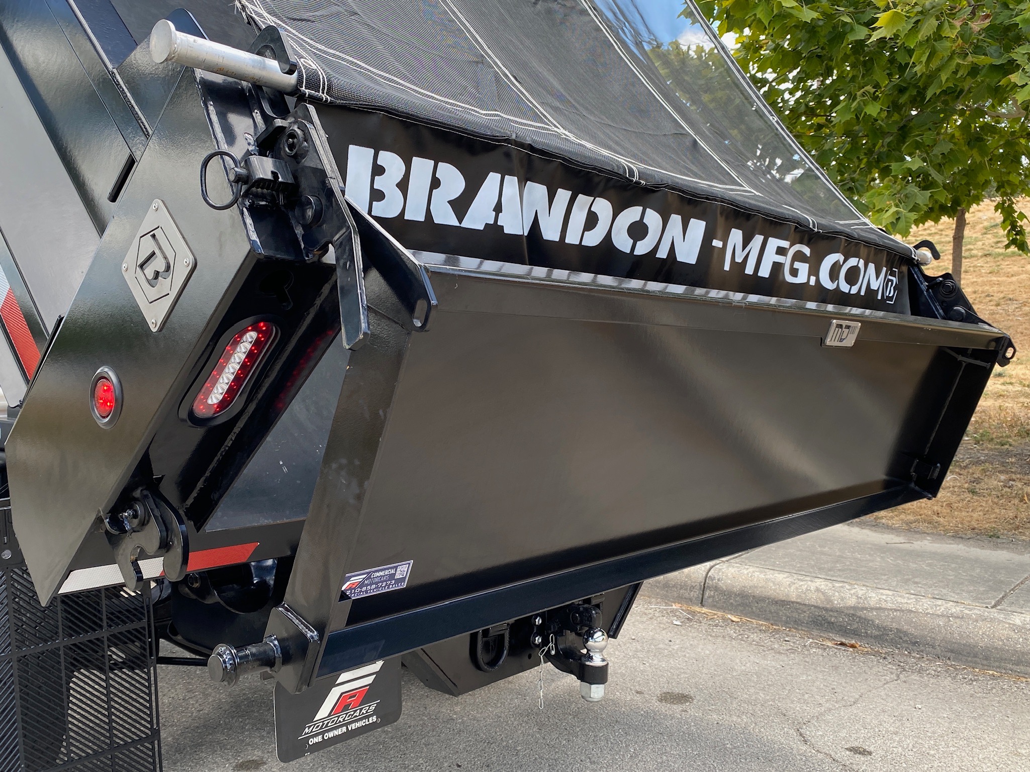 RAM 5500 CREW CAB 4X4 DUMP TRUCK __ NEW DUMP BED ! __ LOW MILES  !