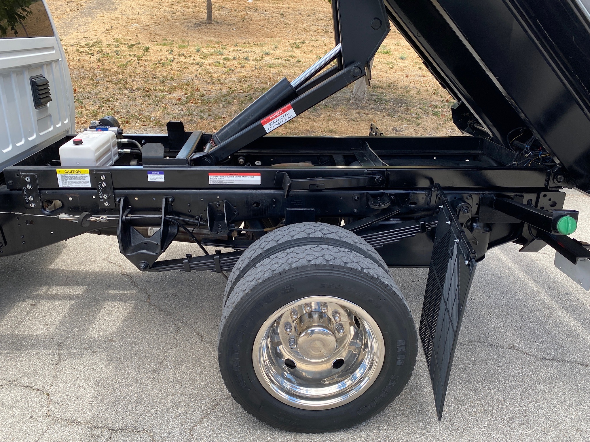 RAM 5500 CREW CAB 4X4 DUMP TRUCK __ NEW DUMP BED ! __ LOW MILES  !