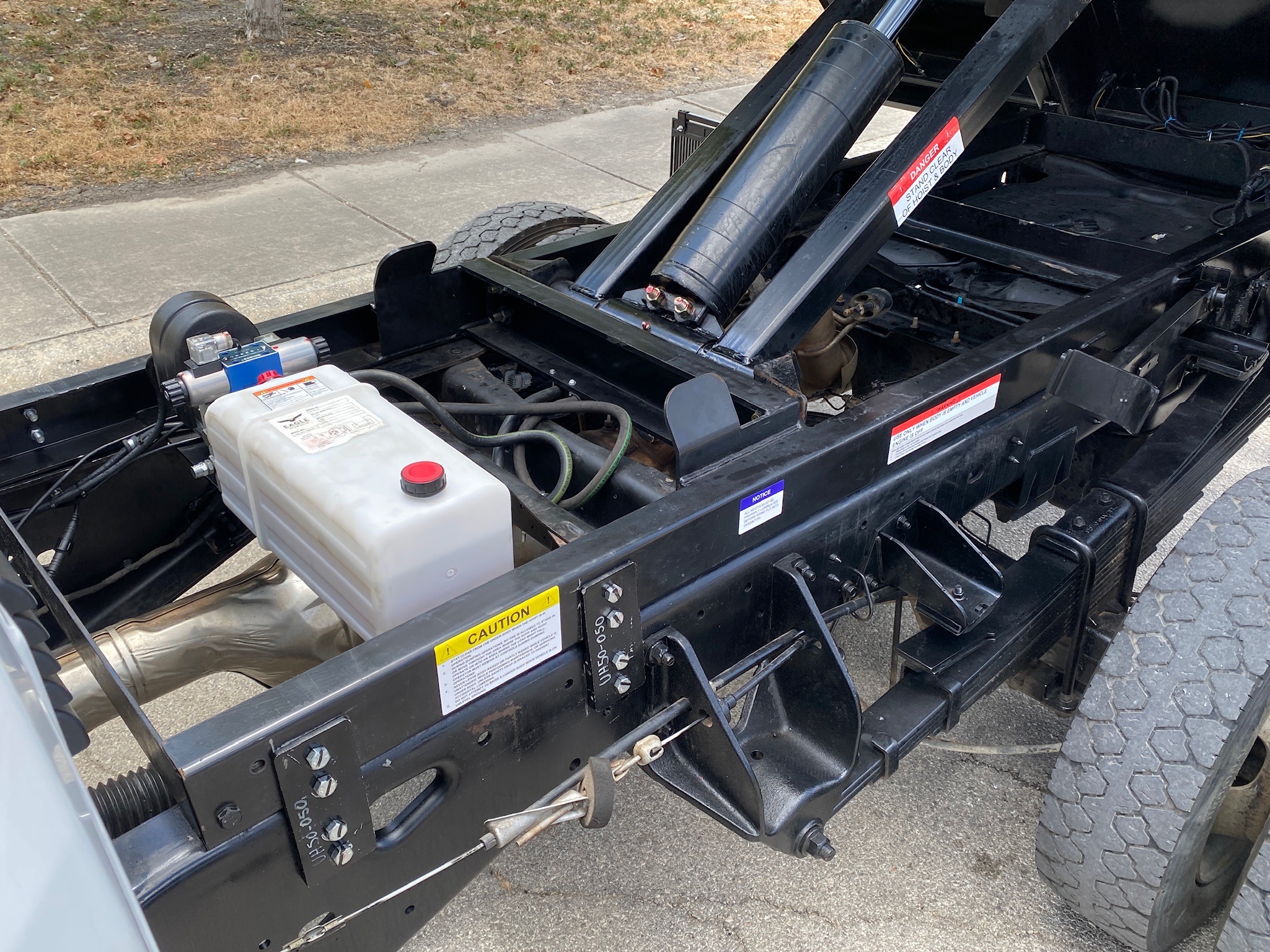 RAM 5500 CREW CAB 4X4 DUMP TRUCK __ NEW DUMP BED ! __ LOW MILES  !