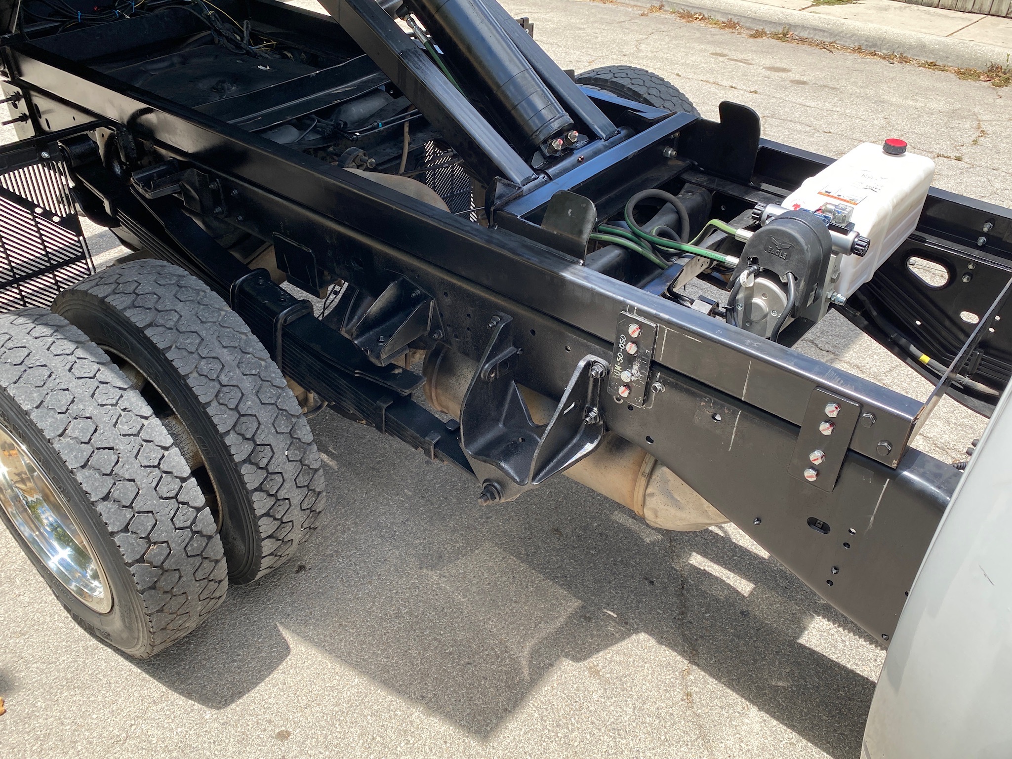 RAM 5500 CREW CAB 4X4 DUMP TRUCK __ NEW DUMP BED ! __ LOW MILES  !