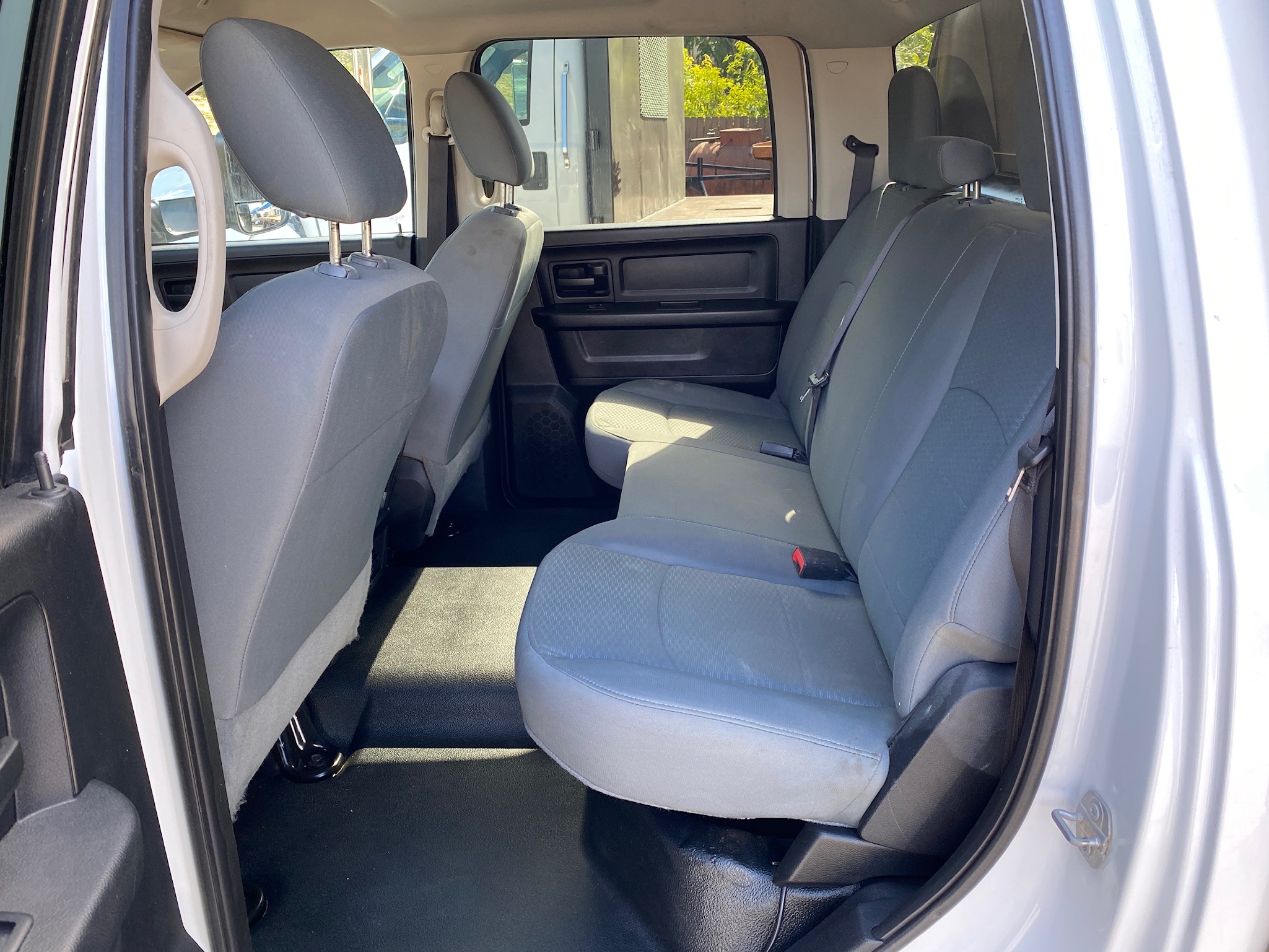 RAM 5500 CREW CAB 4X4 DUMP TRUCK __ NEW DUMP BED ! __ LOW MILES  !