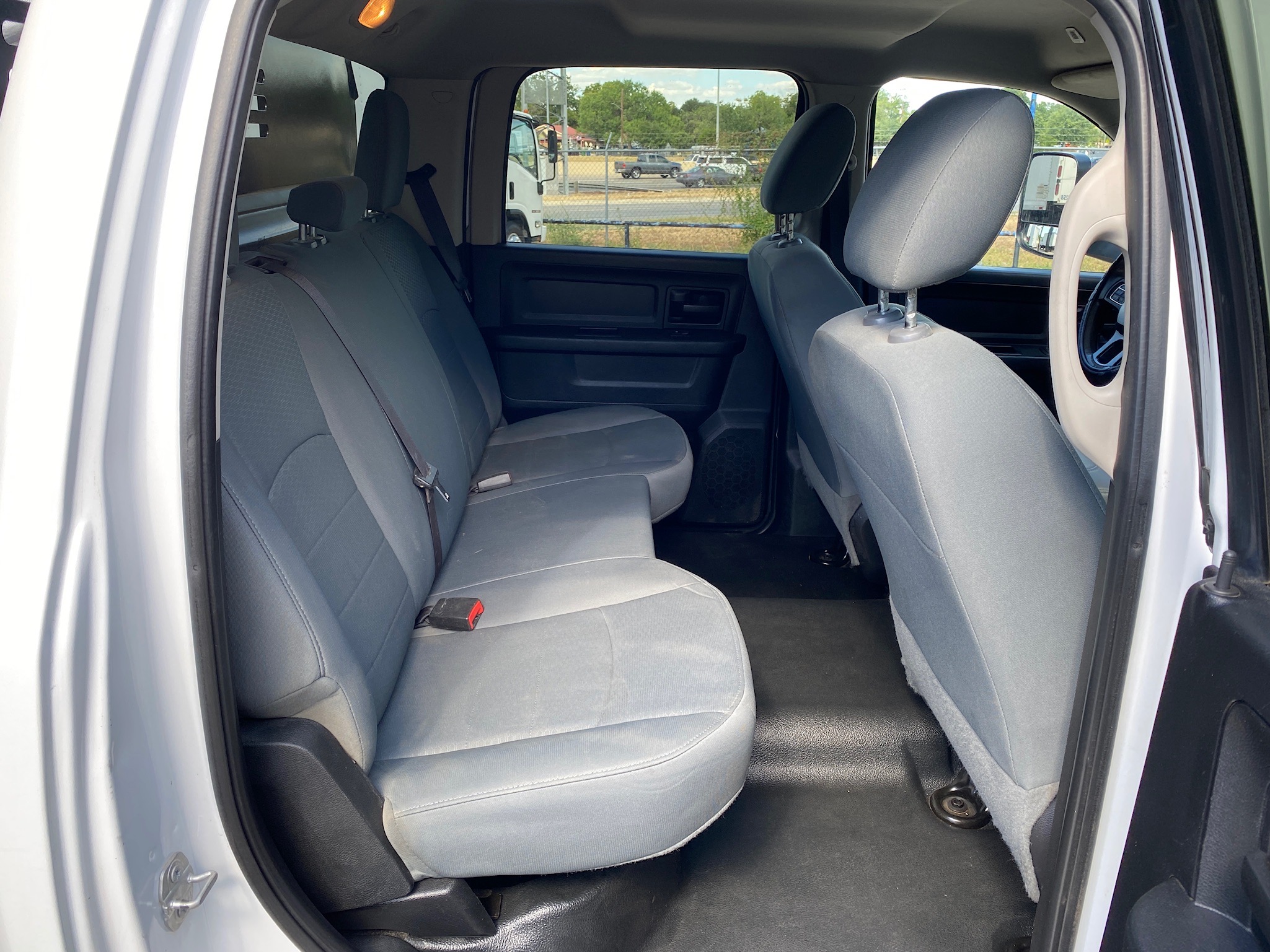 RAM 5500 CREW CAB 4X4 DUMP TRUCK __ NEW DUMP BED ! __ LOW MILES  !