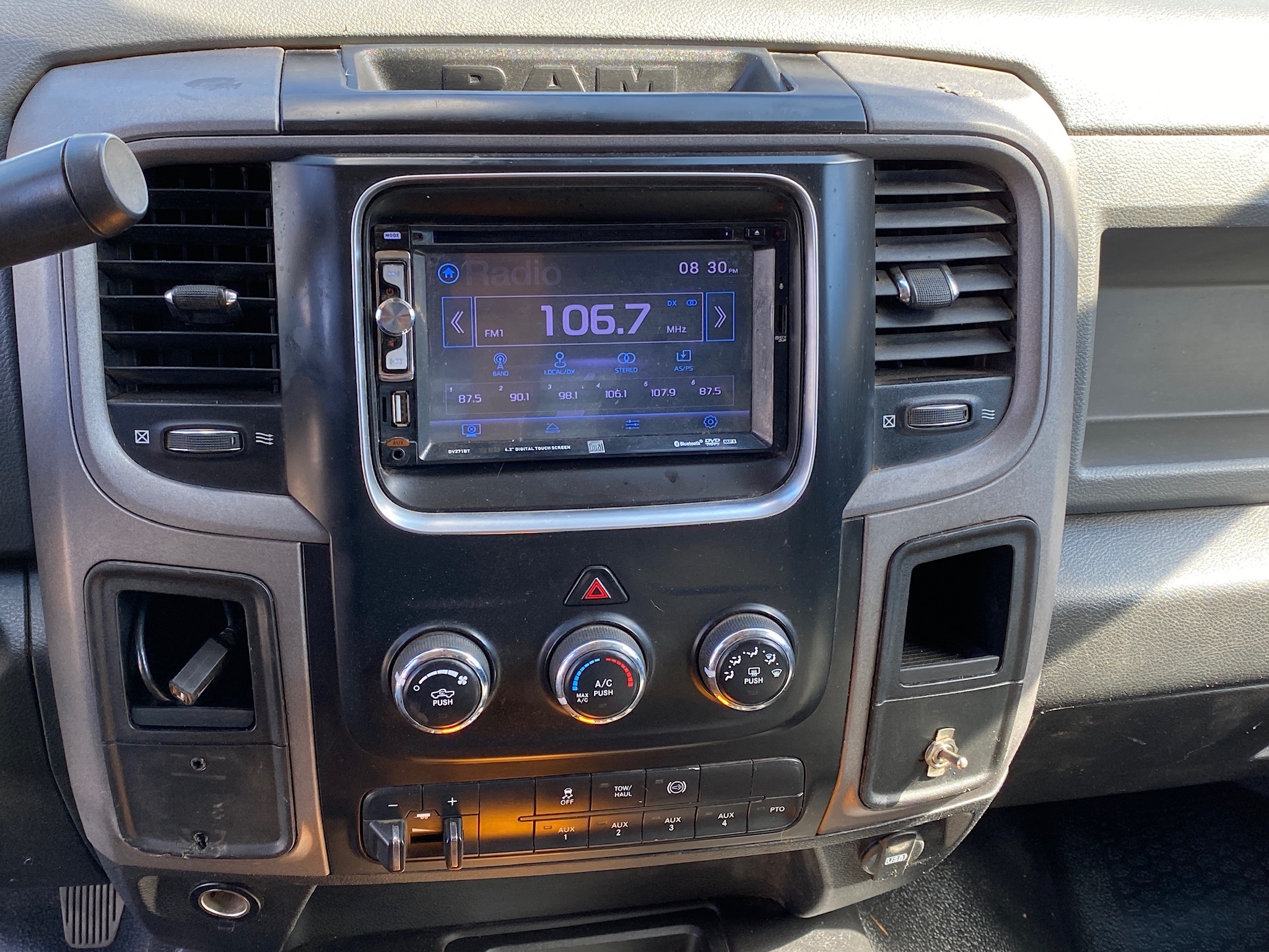 RAM 5500 CREW CAB 4X4 DUMP TRUCK __ NEW DUMP BED ! __ LOW MILES  !