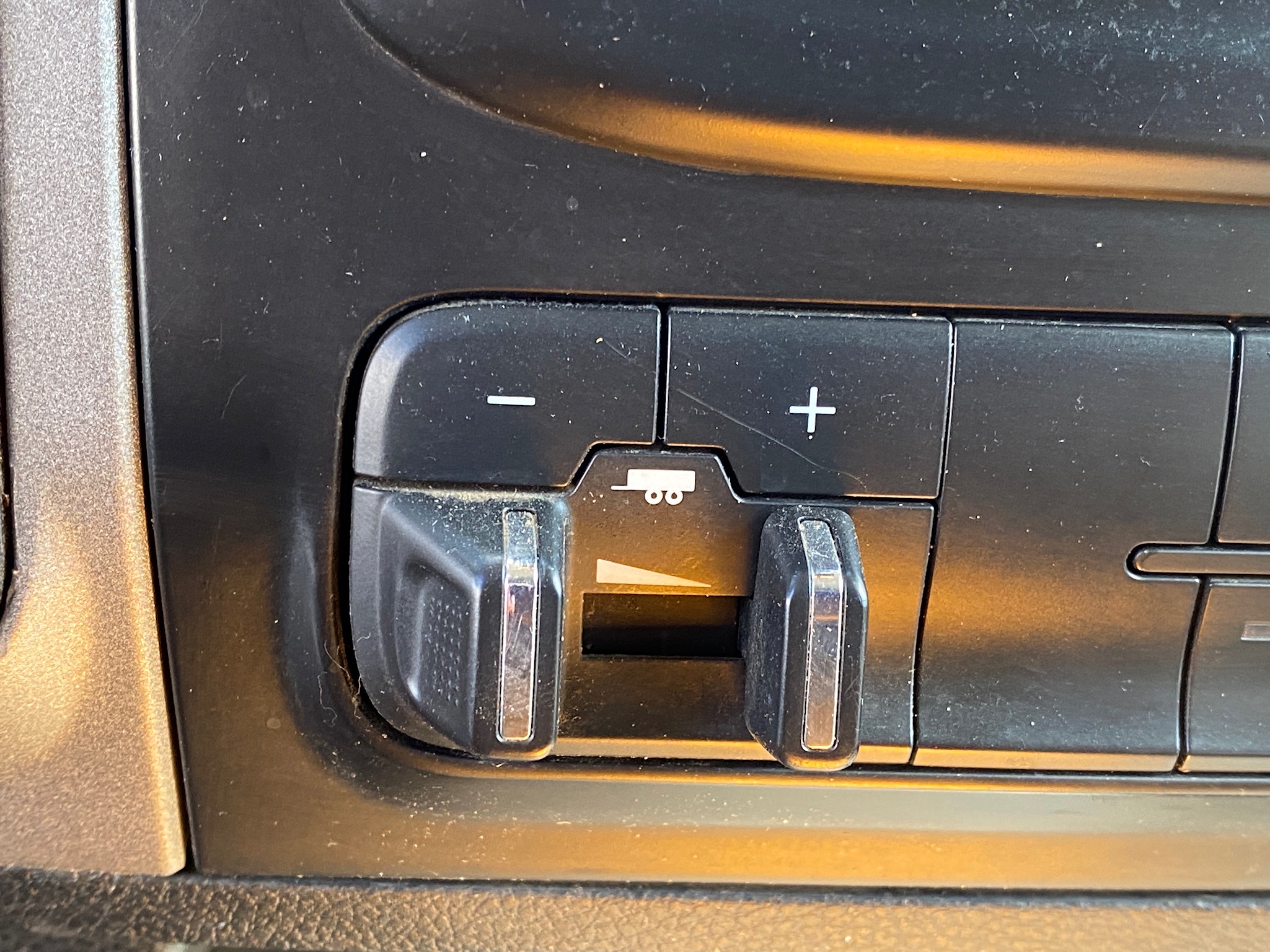 RAM 5500 CREW CAB 4X4 DUMP TRUCK __ NEW DUMP BED ! __ LOW MILES  !