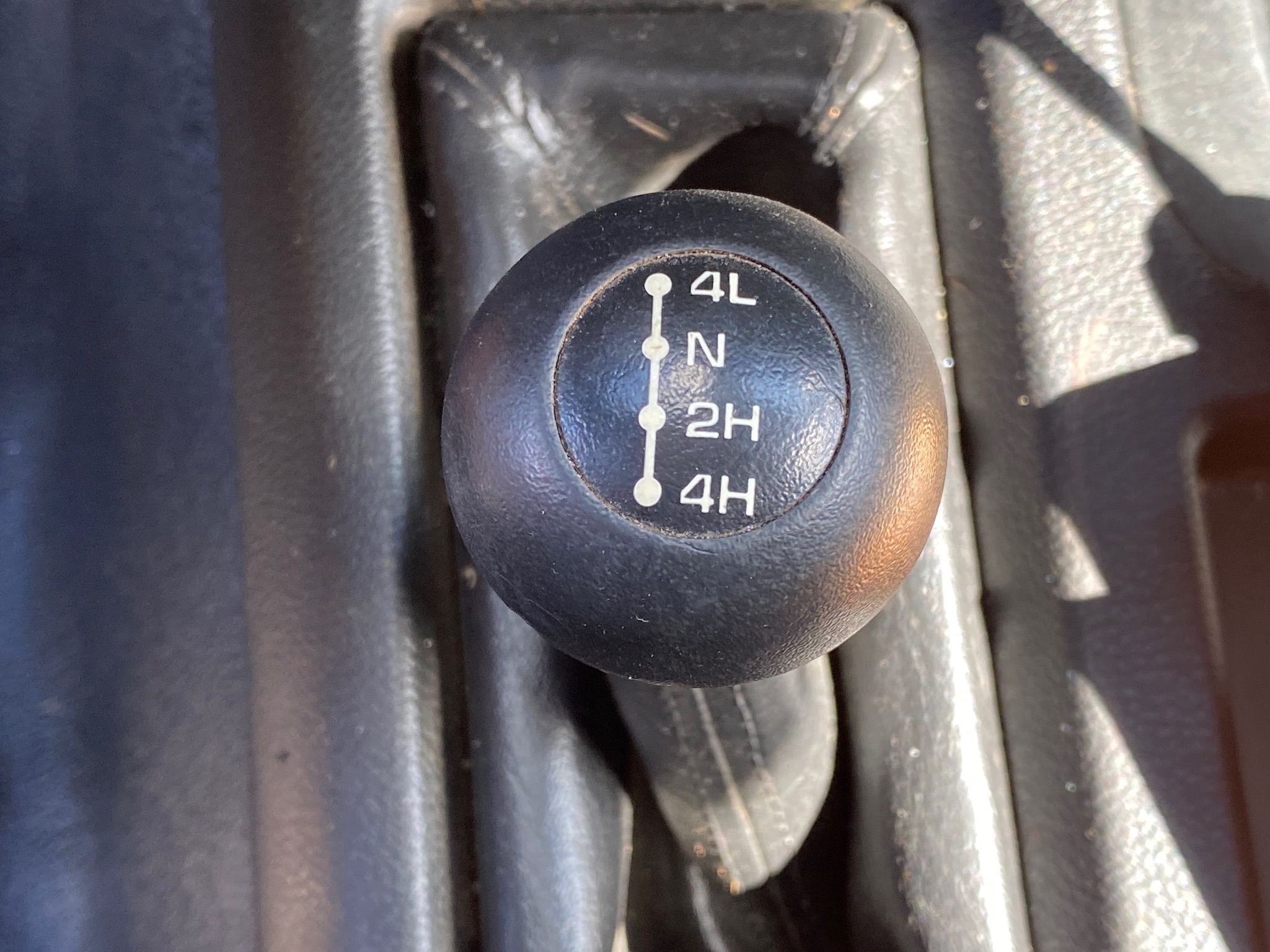 RAM 5500 CREW CAB 4X4 DUMP TRUCK __ NEW DUMP BED ! __ LOW MILES  !