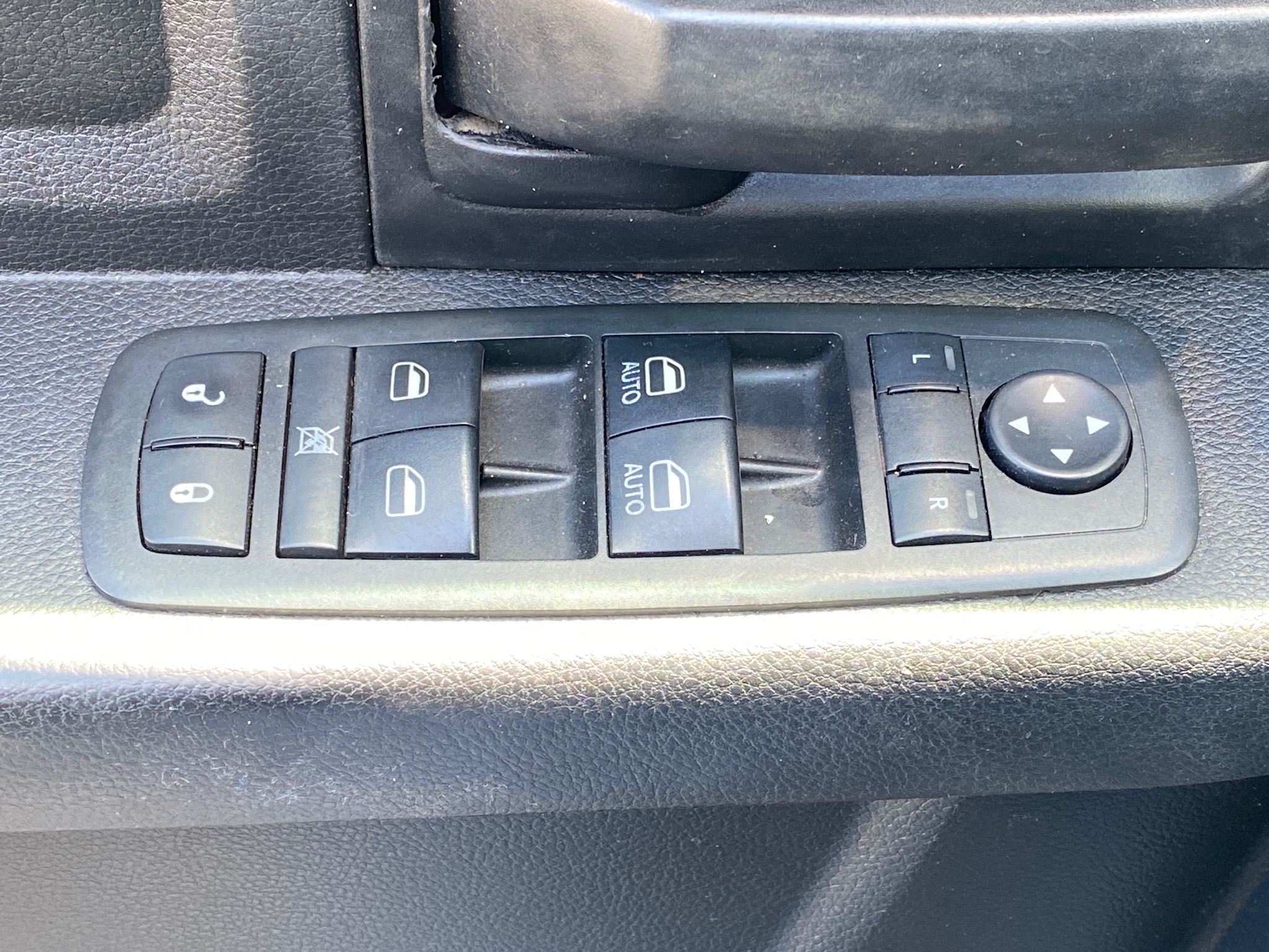 RAM 5500 CREW CAB 4X4 DUMP TRUCK __ NEW DUMP BED ! __ LOW MILES  !