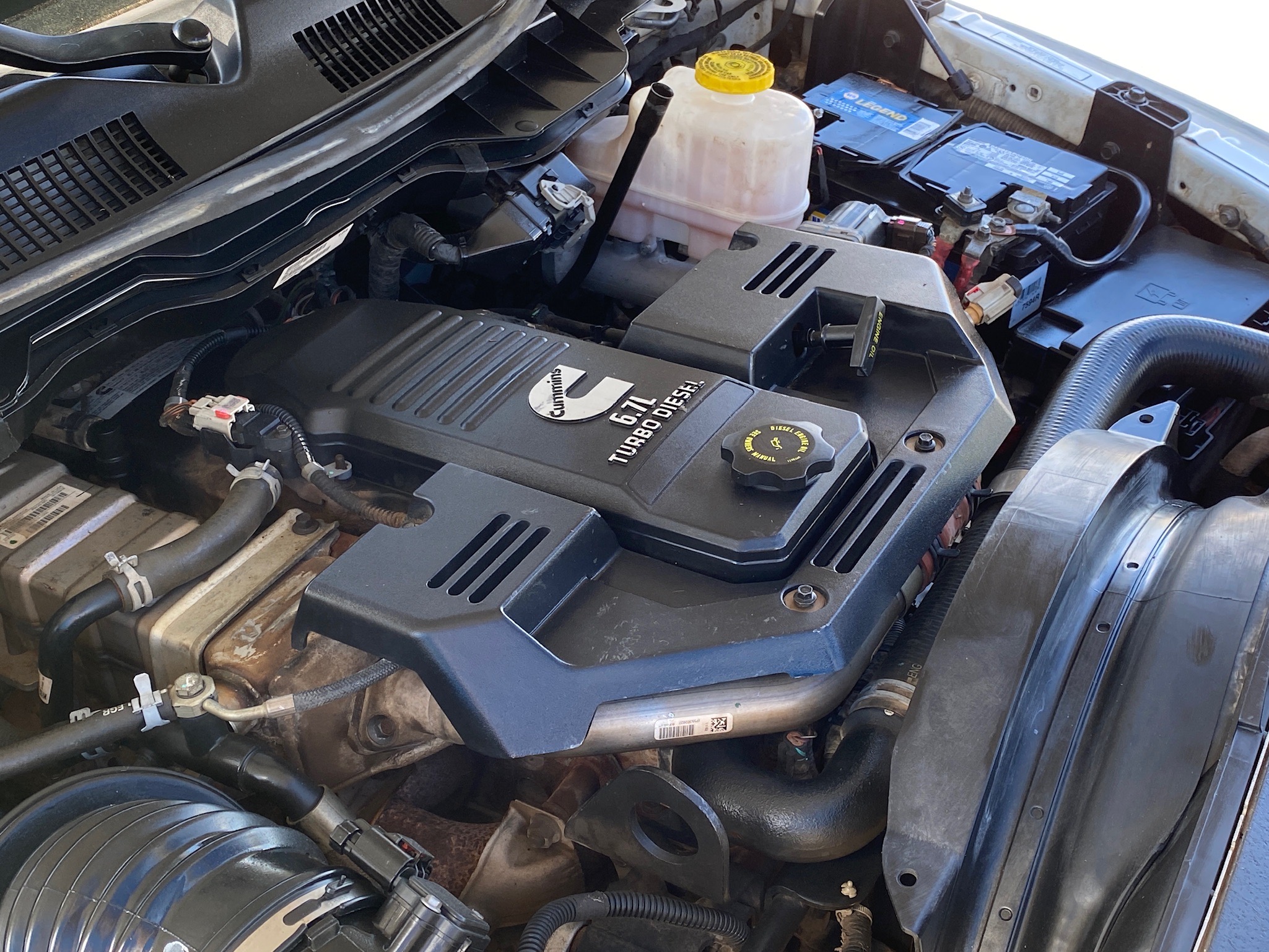 RAM 5500 CREW CAB 4X4 DUMP TRUCK __ NEW DUMP BED ! __ LOW MILES  !