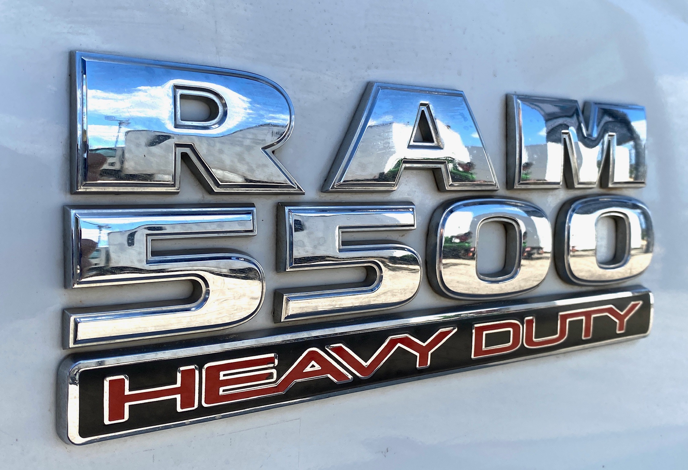 RAM 5500 CREW CAB 4X4 DUMP TRUCK __ NEW DUMP BED ! __ LOW MILES  !