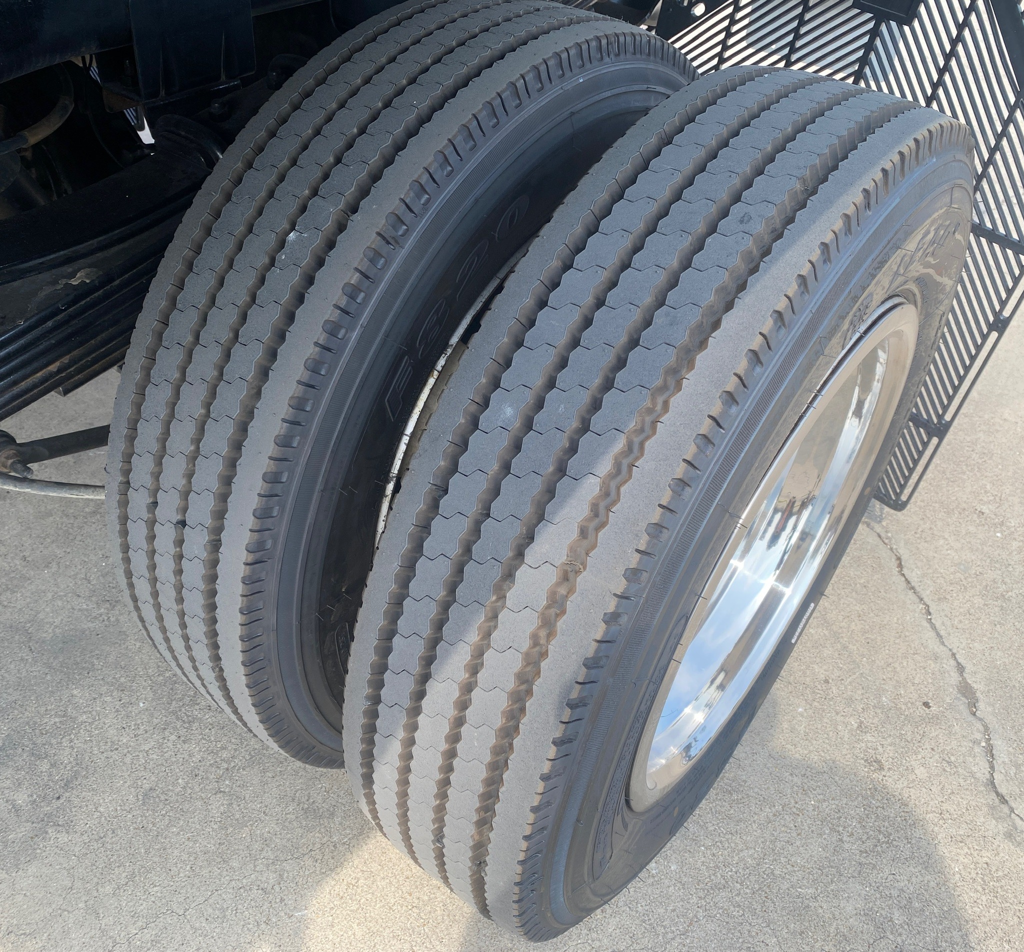 RAM 5500 CREW CAB 4X4 DUMP TRUCK __ NEW DUMP BED ! __ LOW MILES  !