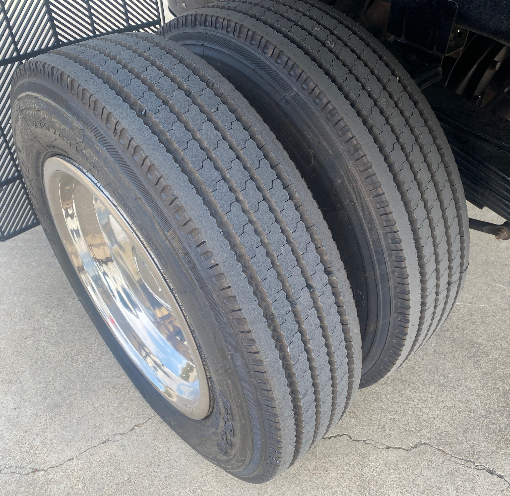 RAM 5500 CREW CAB 4X4 DUMP TRUCK __ NEW DUMP BED ! __ LOW MILES  !