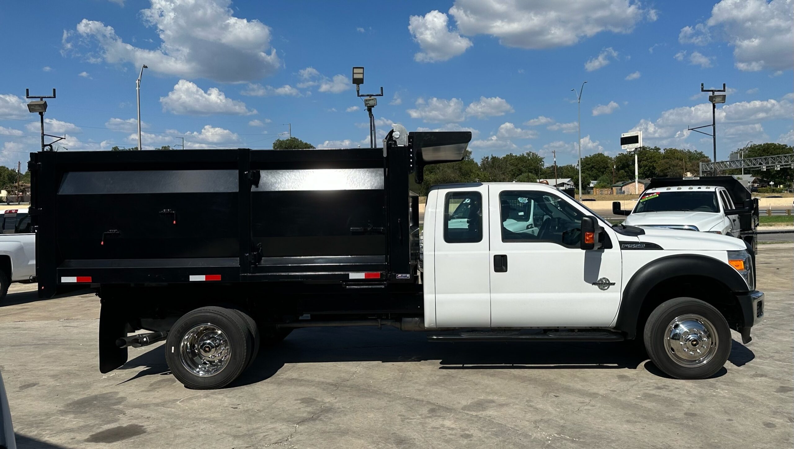 2016 FORD F-550 SUPER CAB 4-DOOR  ___  NEW LANDSCAPE DUMP BED ! __ 1-OWNER TRUCK !