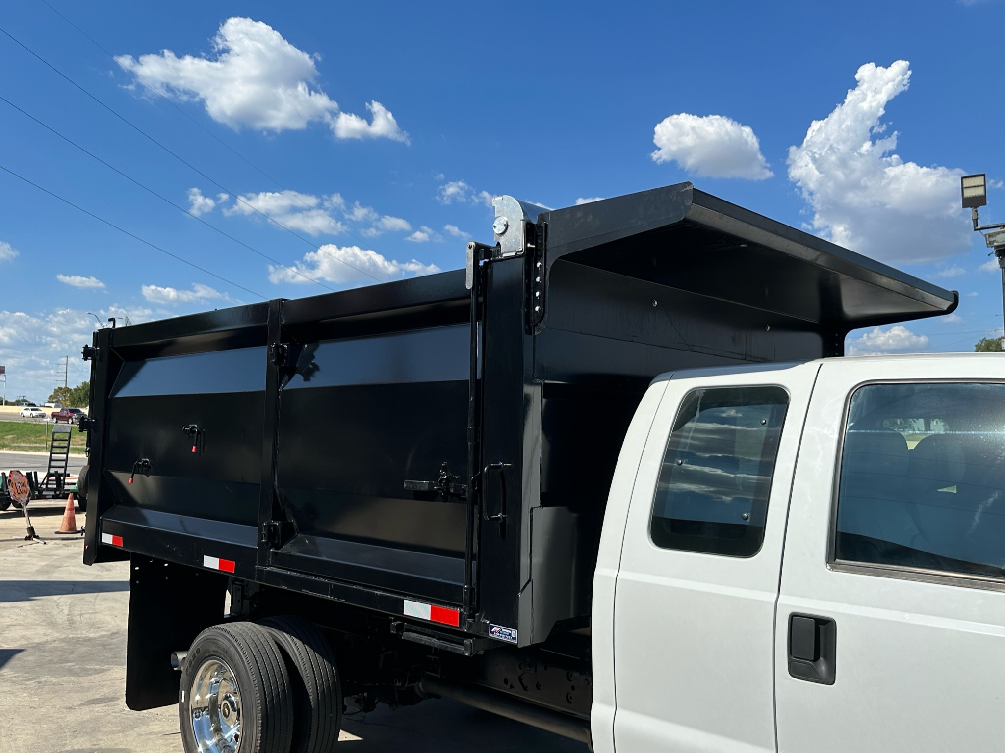 2016 FORD F-550 SUPER CAB 4-DOOR  ___  NEW LANDSCAPE DUMP BED ! __ 1-OWNER TRUCK !