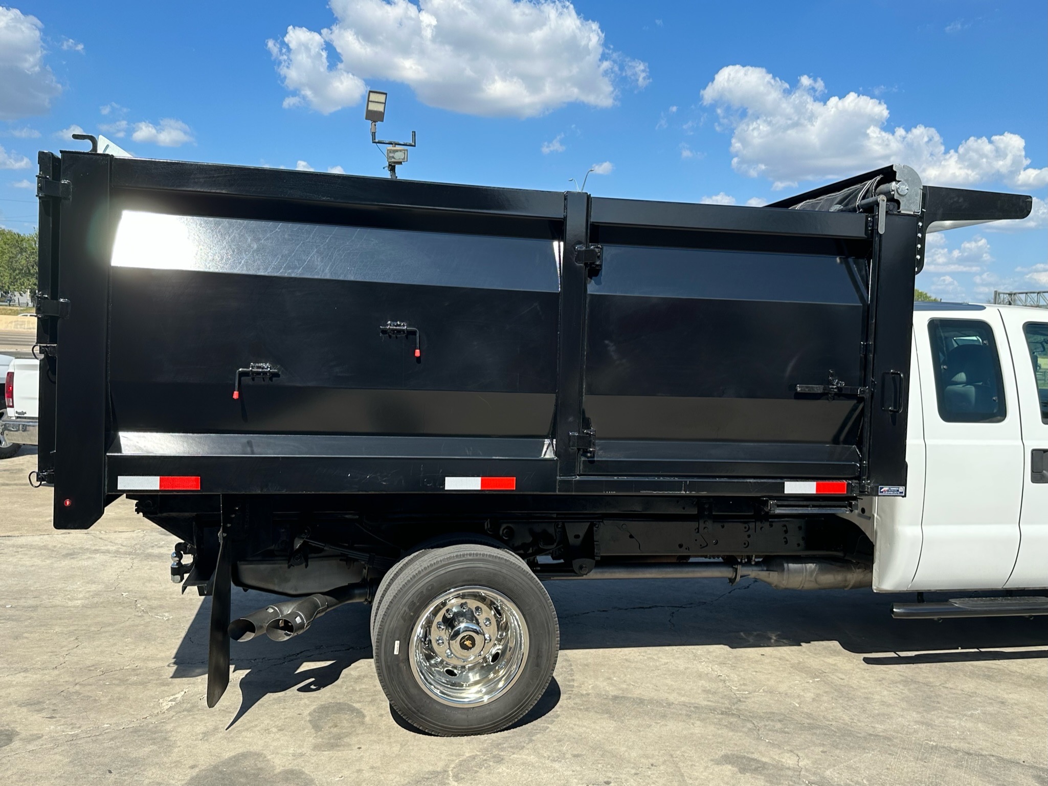 2016 FORD F-550 SUPER CAB 4-DOOR  ___  NEW LANDSCAPE DUMP BED ! __ 1-OWNER TRUCK !