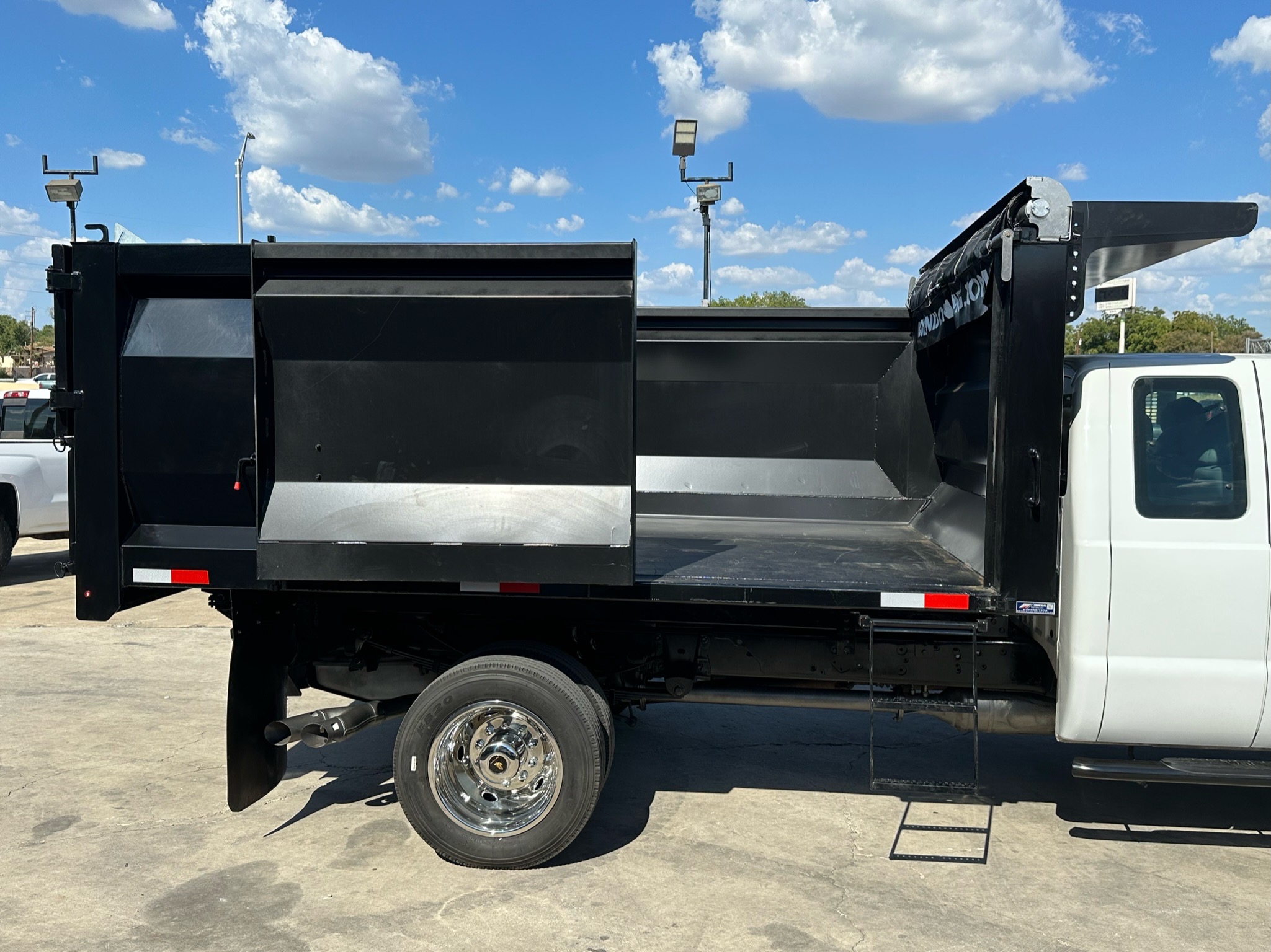 2016 FORD F-550 SUPER CAB 4-DOOR  ___  NEW LANDSCAPE DUMP BED ! __ 1-OWNER TRUCK !