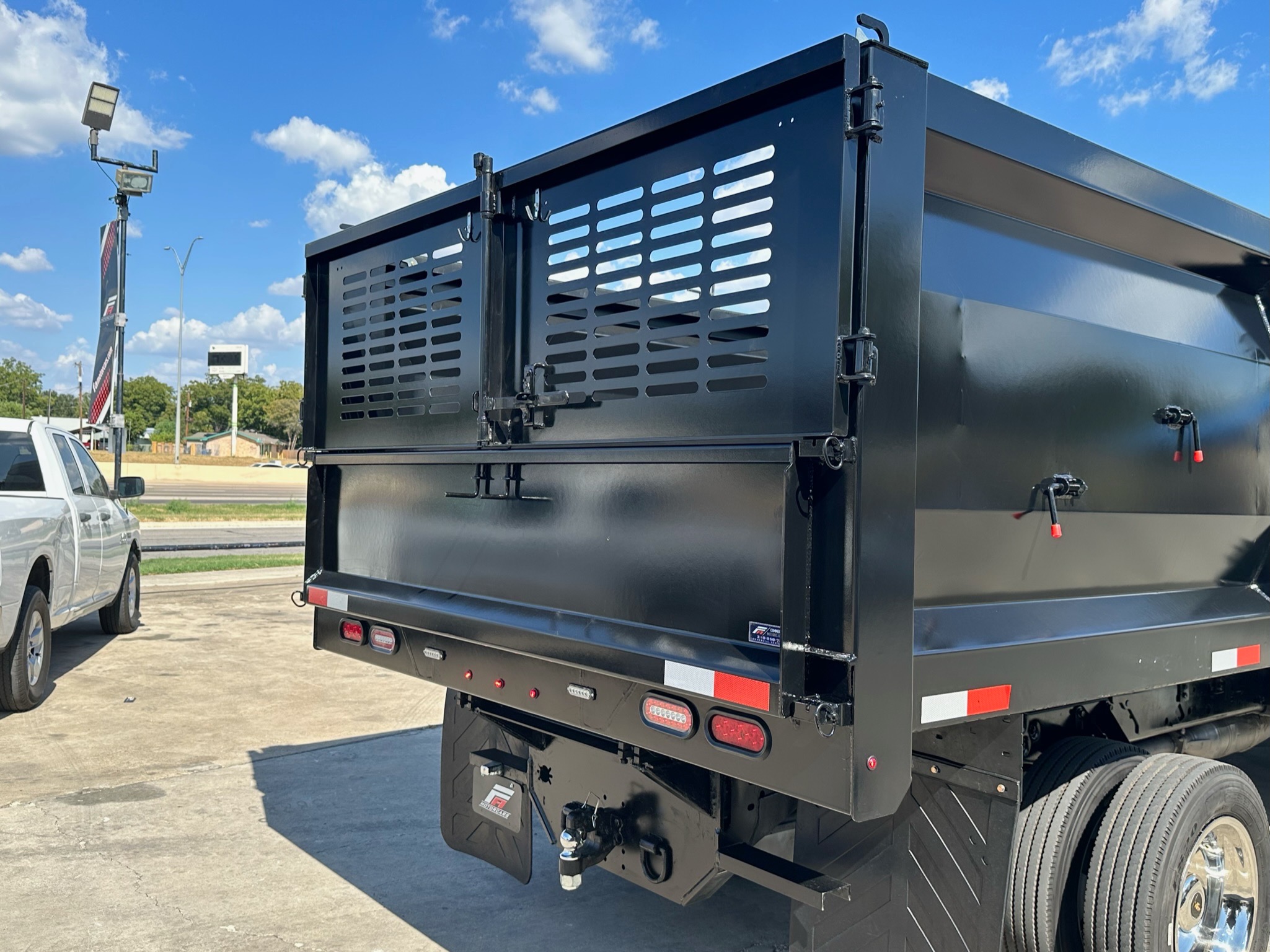 2016 FORD F-550 SUPER CAB 4-DOOR  ___  NEW LANDSCAPE DUMP BED ! __ 1-OWNER TRUCK !